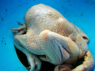 3、烤箱版叫花鸡,全鸡涂抹2遍调料，静置2小时。（把握不准适量的，宁愿淡一点也不要过咸。淡了可以调制蘸酱）