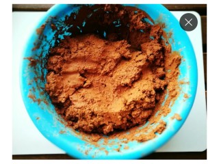 4、烤箱版叫花鸡,和泥巴。淘宝买的叫花鸡专用土，9.9元5斤。土质很细腻，泡水很有粘性。