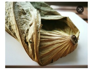 5、烤箱版叫花鸡,荷叶泡水软化。干荷叶容易碎。用了2张，充分包裹鸡肉，防止沾到泥土。