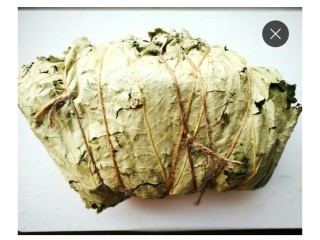 8、烤箱版叫花鸡,用荷叶包裹好鸡，拿绳子绑好。