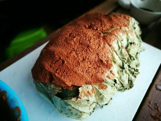 9、烤箱版叫花鸡,糊泥巴。2斤鸡3斤土。