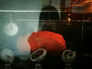 11、烤箱版叫花鸡,烤箱预热20分钟到200度，全鸡放烤盘，入烤箱，烤2小时。