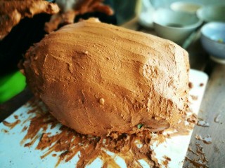 10、烤箱版叫花鸡,糊好泥巴的表面要用牙签戳一些洞眼方便散热。