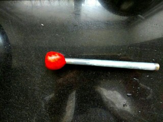 3、山楂果酱,然后掉过来，用工具的小头，用力压山楂的尾部