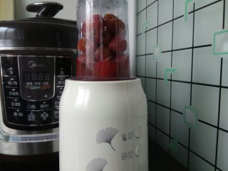 8、山楂果酱,把适量山楂和水放入料理机奶昔桶，打成泥