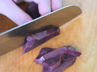 3、酱爆猪肝这样做，滑嫩下饭，1个技巧搞定它,切半后，切成三角状备用