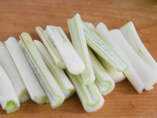 5、酱爆猪肝这样做，滑嫩下饭，1个技巧搞定它,圆葱切长段后，再切半备用