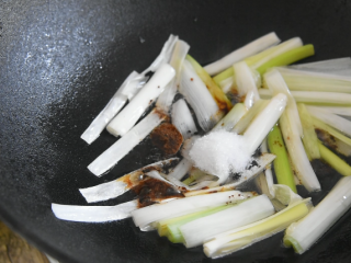 9、酱爆猪肝这样做，滑嫩下饭，1个技巧搞定它,倒入15g生抽、5g老抽、5g糖、1g胡椒粉，炒至上色