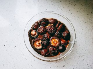 1、【一人食】香菇肉片盖浇饭,温水泡软香菇。