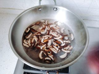 4、【一人食】香菇肉片盖浇饭,锅里加水烧开，下香菇过沸水，等水开捞出。这个时间不是死的，目的是要把香菇尽量的煮熟，所以根据自己家的火候来定。在煮的过程中，要不断的搅拌香菇。