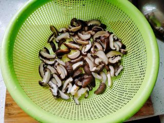 5、【一人食】香菇肉片盖浇饭,香菇沥干水分。