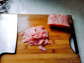 6、【一人食】香菇肉片盖浇饭,猪肉切片，可以加一丁点生粉，拌匀。