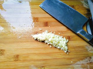 7、【一人食】香菇肉片盖浇饭,生姜和蒜切末。