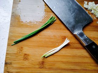 8、【一人食】香菇肉片盖浇饭,小葱洗净，把绿色和前面白色的部分，分开切末。白色的部分，待会儿和姜末蒜末一起爆香，绿色是等到做好了之后再撒的。