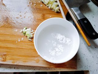 9、【一人食】香菇肉片盖浇饭,生粉和水调成水淀粉。生粉要少，水要多，不能浓稠。