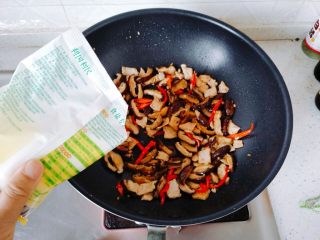 16、【一人食】香菇肉片盖浇饭,试一下味道，如果前面的生抽放的比较多，这一步就不用加盐了。加入适量的十三香和鸡精，翻炒一会儿。
