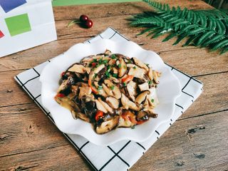 20、【一人食】香菇肉片盖浇饭,把做好的香菇肉片浇上去，香菇肉片盖浇饭就做好了。