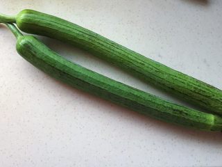 1、碧绿烩丝瓜,买来两条新鲜的丝瓜 丝瓜太长了，没法全景照????