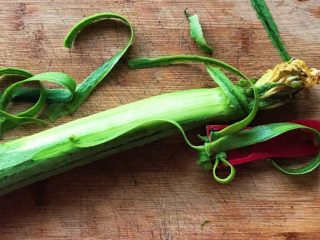 2、碧绿烩丝瓜,削去外皮，不要削得太深，会影响丝瓜的颜色