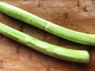 3、碧绿烩丝瓜,切好的丝瓜洗净放于案板上