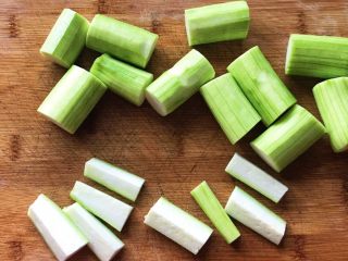4、碧绿烩丝瓜,全部切成长度一致的段，再一分为四