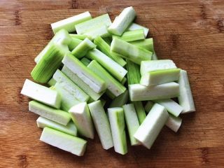 5、碧绿烩丝瓜,全部切好备用