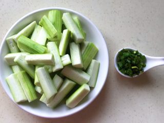 6、碧绿烩丝瓜,顺便把小葱也切好