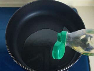 7、碧绿烩丝瓜,锅里放油