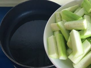 8、碧绿烩丝瓜,倒入丝瓜翻炒片刻