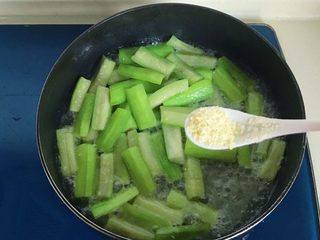 12、碧绿烩丝瓜,开盖加入鸡精