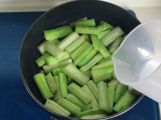 10、碧绿烩丝瓜,倒入少许热水