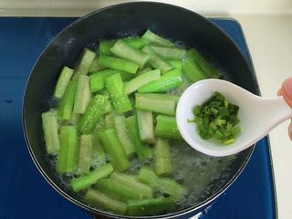 13、碧绿烩丝瓜,加入葱花翻炒均匀即可关火出锅……