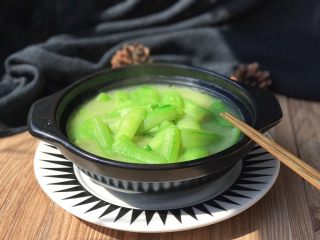 14、碧绿烩丝瓜,一道碧绿、鲜滑的炒丝瓜就完成了????????