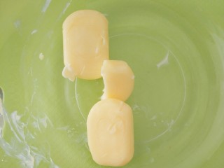 1、过年智胜熊孩子利器☞美味棒棒糖，家庭快手制作,称量黄油。