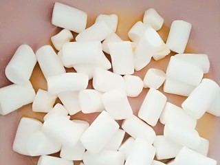 3、过年智胜熊孩子利器☞美味棒棒糖，家庭快手制作,加入棉花糖，小火加热融化。