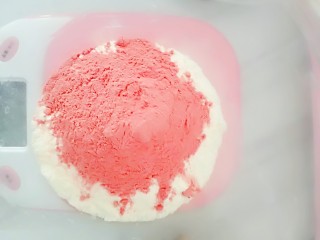 4、过年智胜熊孩子利器☞美味棒棒糖，家庭快手制作,称量奶粉和草莓粉。