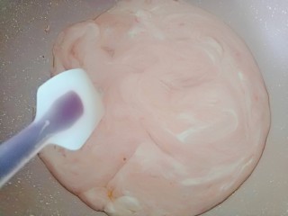 11、过年智胜熊孩子利器☞美味棒棒糖，家庭快手制作,把芝麻加入炒好的糖中。