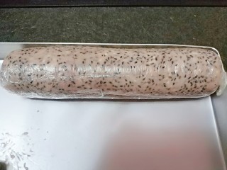 12、过年智胜熊孩子利器☞美味棒棒糖，家庭快手制作,在平盘中晾凉，卷成卷，用保鲜膜包好固定。