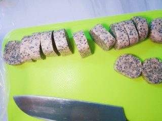 14、过年智胜熊孩子利器☞美味棒棒糖，家庭快手制作,切成大小。