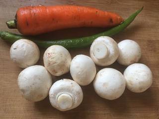 1、快手菜小炒口蘑,准备好口蘑、胡萝卜、尖椒；