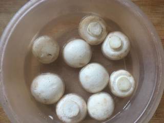 2、快手菜小炒口蘑,口蘑用盐水浸泡30分钟；