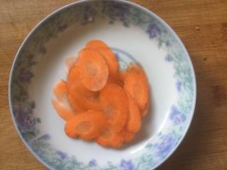 3、快手菜小炒口蘑,取1/3个胡萝卜切薄片；