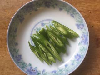 4、快手菜小炒口蘑,尖椒斜切；