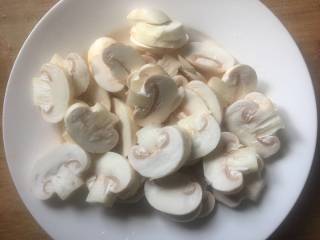 5、快手菜小炒口蘑,浸泡后的口蘑冲洗干净，切片；