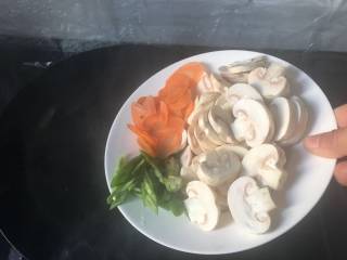 6、快手菜小炒口蘑,热油锅，同时下入口蘑、胡萝卜和尖椒；