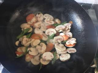 7、快手菜小炒口蘑,翻炒2-3分钟；