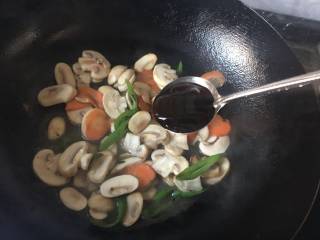 8、快手菜小炒口蘑,加入一勺耗油；