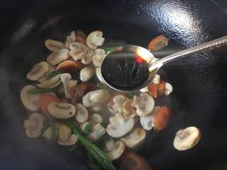 9、快手菜小炒口蘑,一勺生抽，继续翻炒；