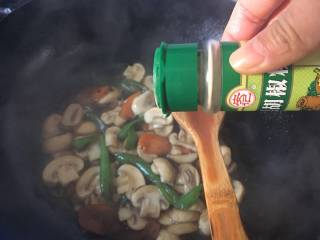 10、快手菜小炒口蘑,喜欢水分多点的，翻炒时可以加入一点点水（我加了一点点高汤），最后起锅前加少许胡椒粉；