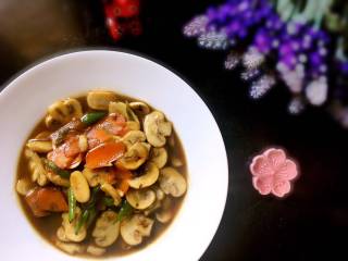 12、快手菜小炒口蘑,摆个美美的造型，再来一张，上桌，开动啦！